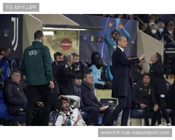 孔蒂场边示意那不勒斯全队加强中场拦截频率